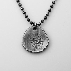 Starožitný černý náhrdelník s kulatým náhrdelníkem z nerezové oceli